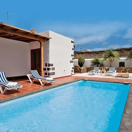 Yaiza Sleeps 4 Wifi Villa